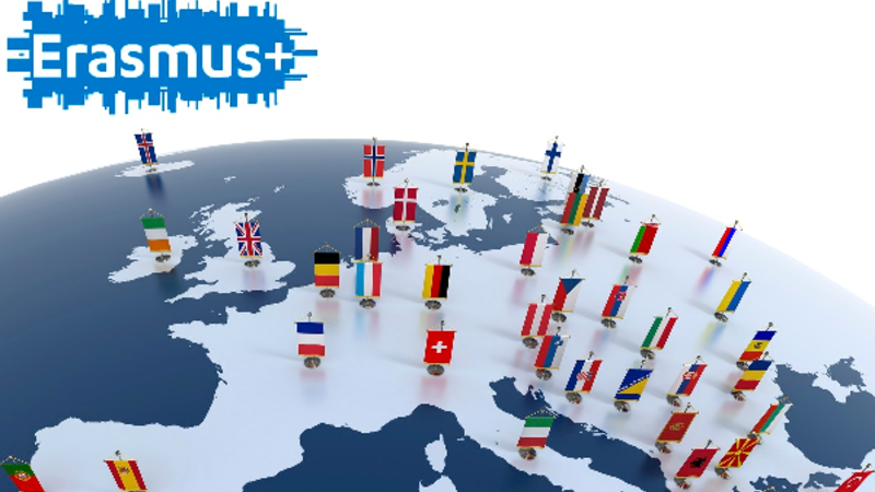 Na grafice znajduje się fragment globu ukazyjący kontynent Europę. Na mapie europy umieszczone są proporce/flagi poszczególnych państw. W lewym górnym rogu biały napis Erasmus Plus na niebieskim tle.
